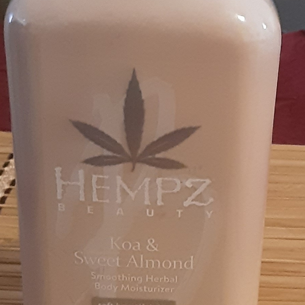 New unused Hempz Koa and almond lotion 17oz
